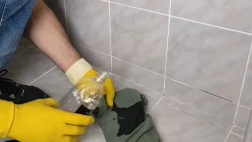 Чем очистить силиконовый герметик с плитки. Способы очистки плитки от герметика 07 Чем очистить силиконовый герметик с плитки. Способы очистки плитки от герметика 07