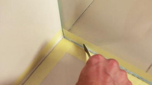 Как и чем удалить старый герметик и нанести новый. Процесс удаления старых и нанесение новых силиконовых швов