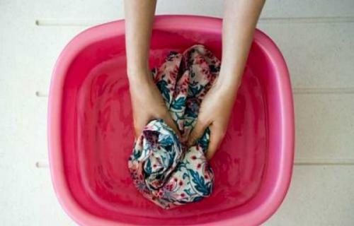 Чем растворить застывший силиконовый герметик. Чистим руки и одежду