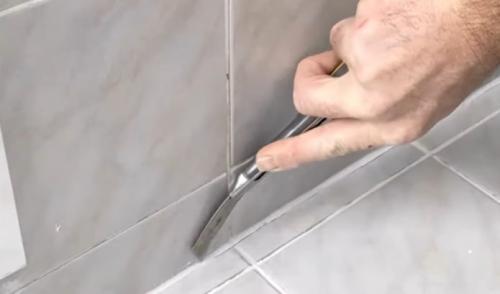 Чем отмыть силиконовый герметик с ванной. Подготовка к удалению с ванны 06