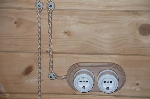 Ретро проводка в деревянном доме. Как правильно сделать ретро проводку своими руками: монтаж витой электропроводки в деревянном доме на фарфоровых изоляторах под старину