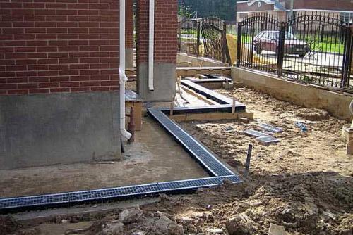 Монтаж водостока на готовую кровлю. 8 способов установить водостоки, если крыша уже покрыта 19 Монтаж водостока на готовую кровлю. 8 способов установить водостоки, если крыша уже покрыта 19