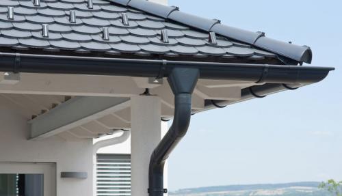 Как установить водостоки, если крыша уже покрыта: какой выбрать способ и правильно их установить