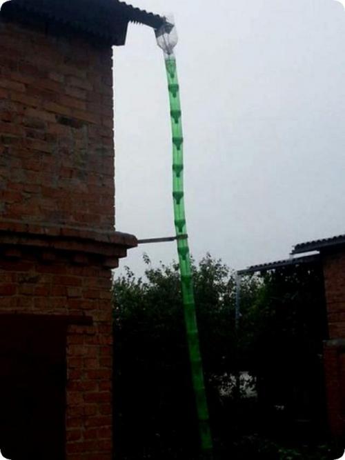 Водосток своими руками из бутылок.. Как сделать водосток из пластиковых бутылок