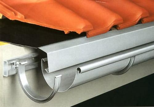 Монтаж оцинкованного водостока своими руками. Монтаж водостока 01