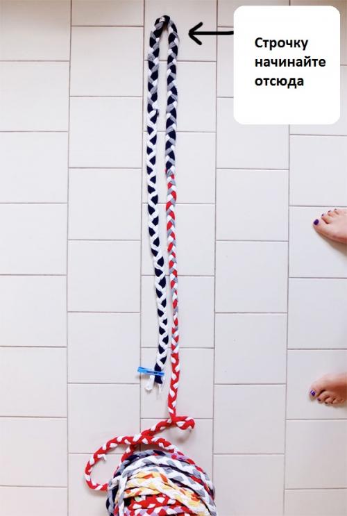 Ковер из старых вещей своими руками. Коврик своими руками из старых вещей: пошаговые инструкции для начинающих, как сделать коврик из ткани, пряжи, лоскутков, джинсов + фото 13 Ковер из старых вещей своими руками. Коврик своими руками из старых вещей: пошаговые инструкции для начинающих, как сделать коврик из ткани, пряжи, лоскутков, джинсов + фото 13