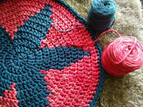 Ковер из старых вещей своими руками. Коврик своими руками из старых вещей: пошаговые инструкции для начинающих, как сделать коврик из ткани, пряжи, лоскутков, джинсов + фото