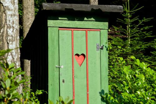 Как сделать туалет на даче безопасным и удобным. Как устроить дачный туалет, не требующий чистки