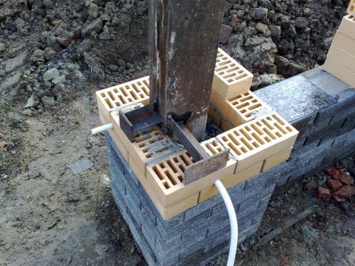 Как избежать растрескивания кладки столбов из кирпича для забора. Как предупредить выкрошивание кирпича в столбах забора