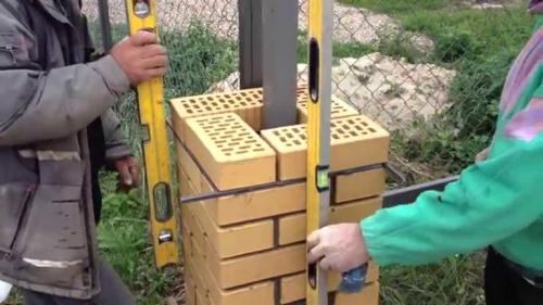 Как избежать растрескивания кладки столбов из кирпича для забора. Как предупредить выкрошивание кирпича в столбах забора