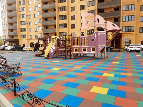 Резиновая плитка для детской площадки. Критерии выбора резинового покрытия для детских площадок