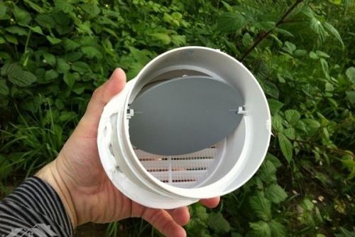 Какие преимущества использования решетки с обратным клапаном перед обычной вентиляционной решеткой. Особенности выбора, установки и техники обслуживания вентиляционных решеток с обратным клапаном