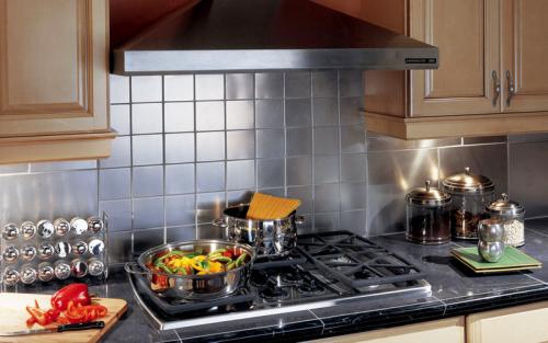 Установка вентиляции на кухне. Кухня с газовой плитой