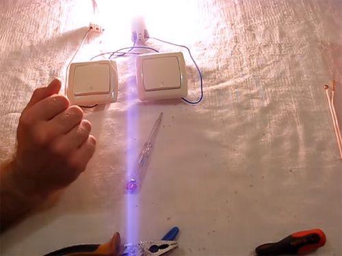 Проходной выключатель 2 точки. Особенности и схема подключения проходного одноклавишного выключателя