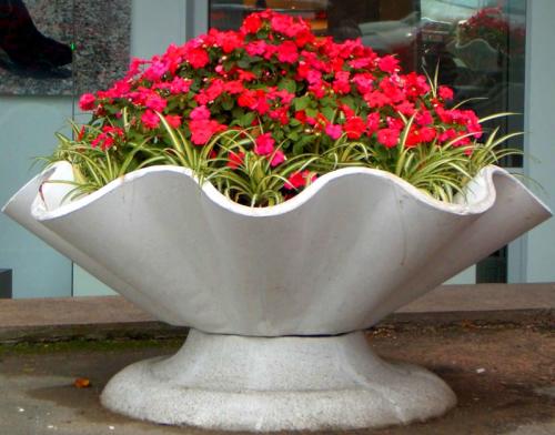 Какие популярные дизайны бетонных вазонов существуют. На все случаи жизни: оригинальные уличные вазоны для цветов, как идеальное украшение вашего участка