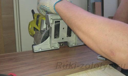 Как клеить кромочную ленту феном. Кромление 2 мм кромкой с помощью фена