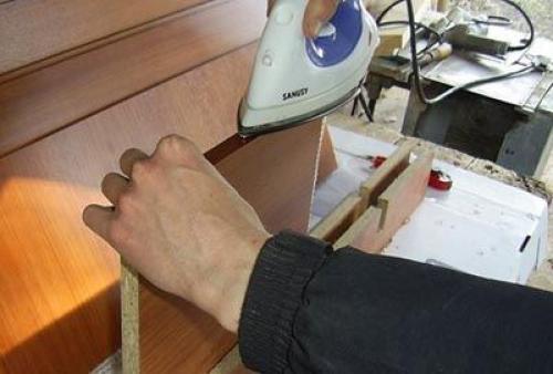Как клеить мебельную кромку на столешницу. Как приклеить кромку к столешнице утюгом 02