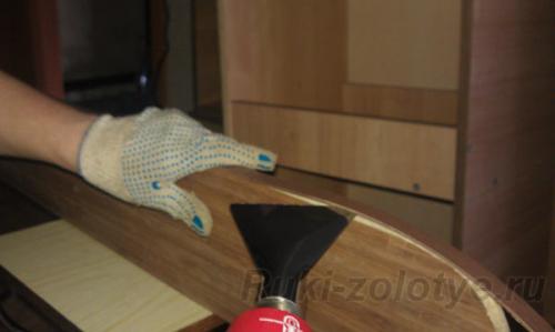 Как клеить кромочную ленту феном. Кромление 2 мм кромкой с помощью фена