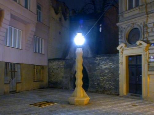 Уникальная скульптура с фонарем: ткань и цемент в неожиданном сочетании 01 Уникальная скульптура с фонарем: ткань и цемент в неожиданном сочетании 01