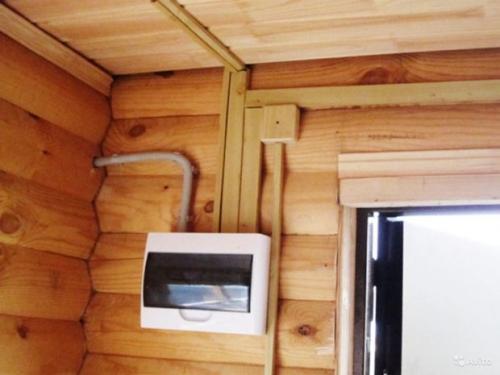 Прокладка проводки в деревянном доме своими руками. №3. Открытая проводка в деревянном доме