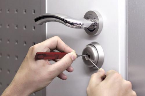 Как открыть дверь в туалет. Как открыть дверь в ванную, если ее заклинило