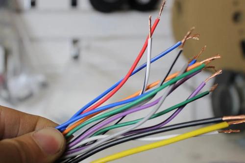 Цвет проводов плюс минус. Как узнать полярность проводов: определить цвета где провод плюс а какой минус