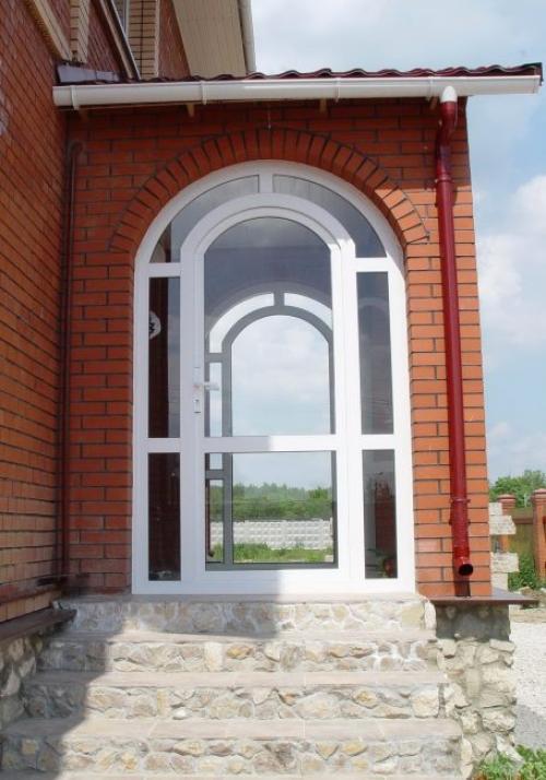 Пластиковая входная дверь в деревянный дом. Достоинства и недостатки