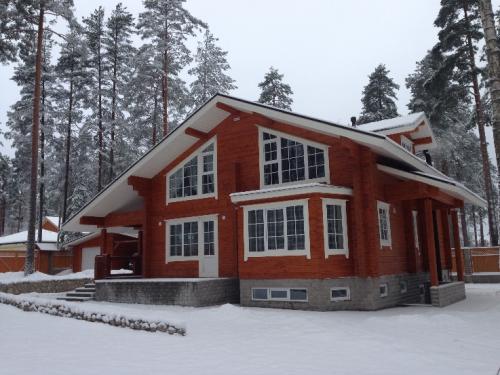 Какой краской покрасить дом из дерева снаружи. 	Как покрасить деревянный дом снаружи надолго? 02