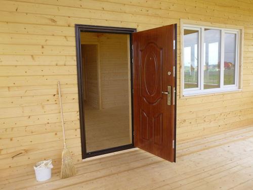 Как установить двери и окна в каркасном сарае. Двери в каркасном доме