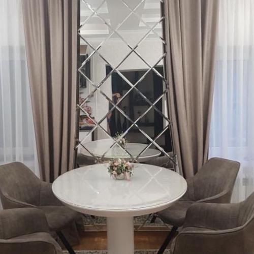 Монтаж зеркала на стену. Особенности крепления к разным типам поверхностей 10 Монтаж зеркала на стену. Особенности крепления к разным типам поверхностей 10