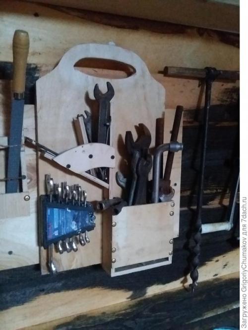 Как внутреннюю часть сарая можно обустроить для хранения инструментов. Организация рабочего места в сарае