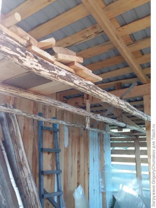 Как внутреннюю часть сарая можно обустроить для хранения инструментов. Организация рабочего места в сарае