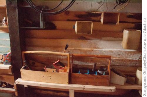 Как обустроить внутреннее пространство хозблока для хранения инструментов и рабочего места. Организация рабочего места в сарае