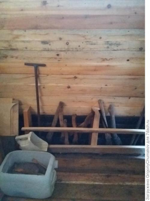 Какие дополнительные элементы можно добавить в сарай для удобства. Организация рабочего места в сарае