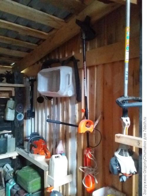 Какие дополнительные элементы можно добавить в сарай для удобства. Организация рабочего места в сарае