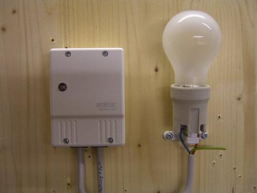 Как подключить датчик света для уличного освещения. Наглядный поэтапный процесс подключения фонаря к фотореле на обычном стенде