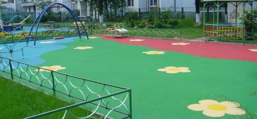 Как называется резиновое покрытие на детских площадках. Травмобезопасные покрытия детских площадок: что выбрать для участка?