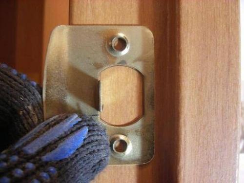Как врезать замок в межкомнатную дверь без фрезера. Применение фрезерного станка