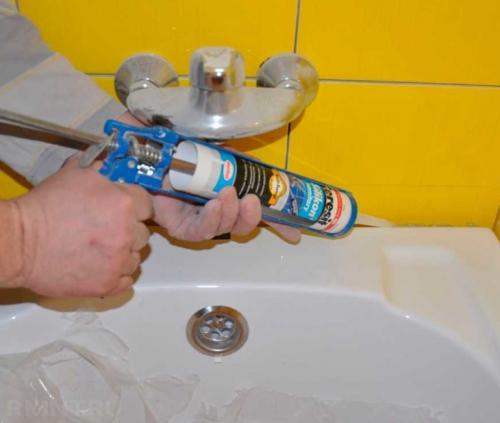 Герметик для ванной который не чернеет. Как выбрать герметик для ванной который не почернеет