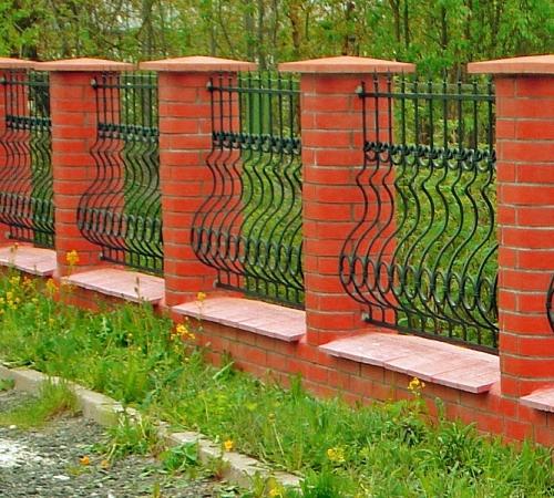 Готовые кирпичные столбы для забора. Важные нюансы и особенности выбора материалов при изготовлении забора с кирпичными столбами