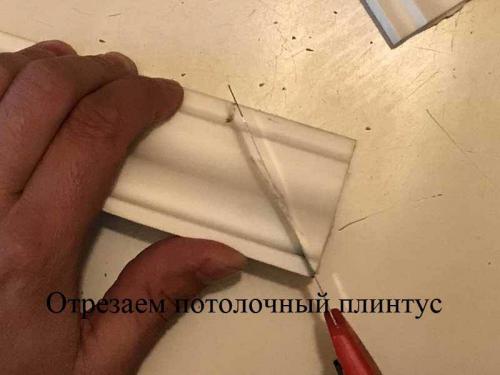 Стыковка потолочного плинтуса нестандартных углах. Как правильно вырезать и состыковать плинтус в углах