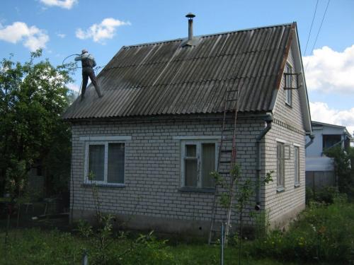 Какие преимущества использования плоского шифера для фасада. Кровельный и плоский шифер: преимущества и недостатки материала
