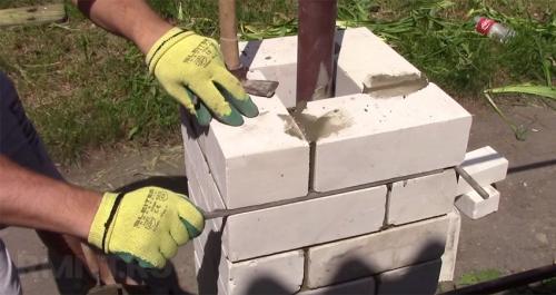 Кладка кирпича столбов для забора. Особенности выбора материалов для столбов и секций 02