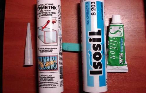 Силиконовый бортик для ванны. Особенности клеевых смесей и герметиков