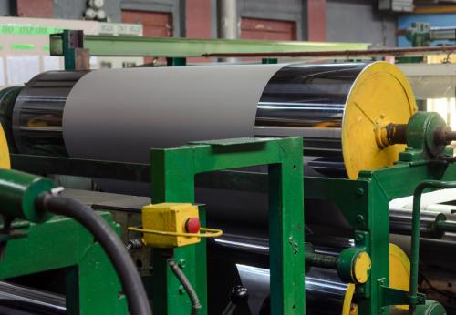 Как обшить металлическую дверь дермантином. Материал для обивки входных дверей: технология изготовления, характеристики