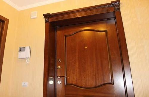 Как обшить входную дверь снаружи. Как и чем обшить входные двери квартиры или дома: выбор материалов и инструкция по монтажу