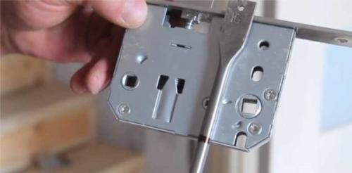 Врезной замок в межкомнатную дверь. Как врезать замок в межкомнатную дверь: пошаговые фото