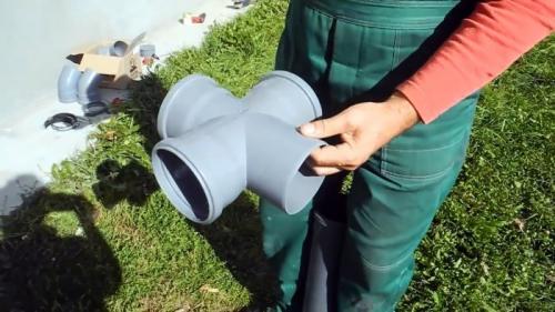 Водосток своими руками дешево. Процесс сборки водостока из канализационных труб