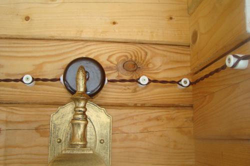 Открытая проводка в деревянном доме на изоляторах. Как правильно сделать ретро проводку своими руками: монтаж витой электропроводки в деревянном доме на фарфоровых изоляторах под старину