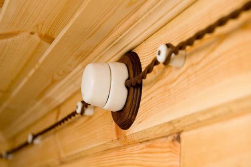 Открытая проводка в деревянном доме на изоляторах. Как правильно сделать ретро проводку своими руками: монтаж витой электропроводки в деревянном доме на фарфоровых изоляторах под старину